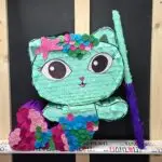 Pinata PisiSirena, Pinata Casa de papusi a lui Gabby, 45 cm + Bata