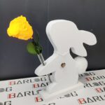 Iepure decorativ alb, cu floare naturală criogenata (trandafir galben), lucrat manual, model inedit