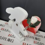 Iepure decorativ alb, cu floare naturală criogenata (trandafir alb), lucrat manual, model inedit