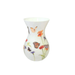 Vaza alba din sticla cu flori si fluturi