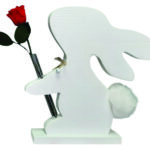 Iepure decorativ alb, cu floare naturală criogenata (trandafir rosu), lucrat manual, model inedit